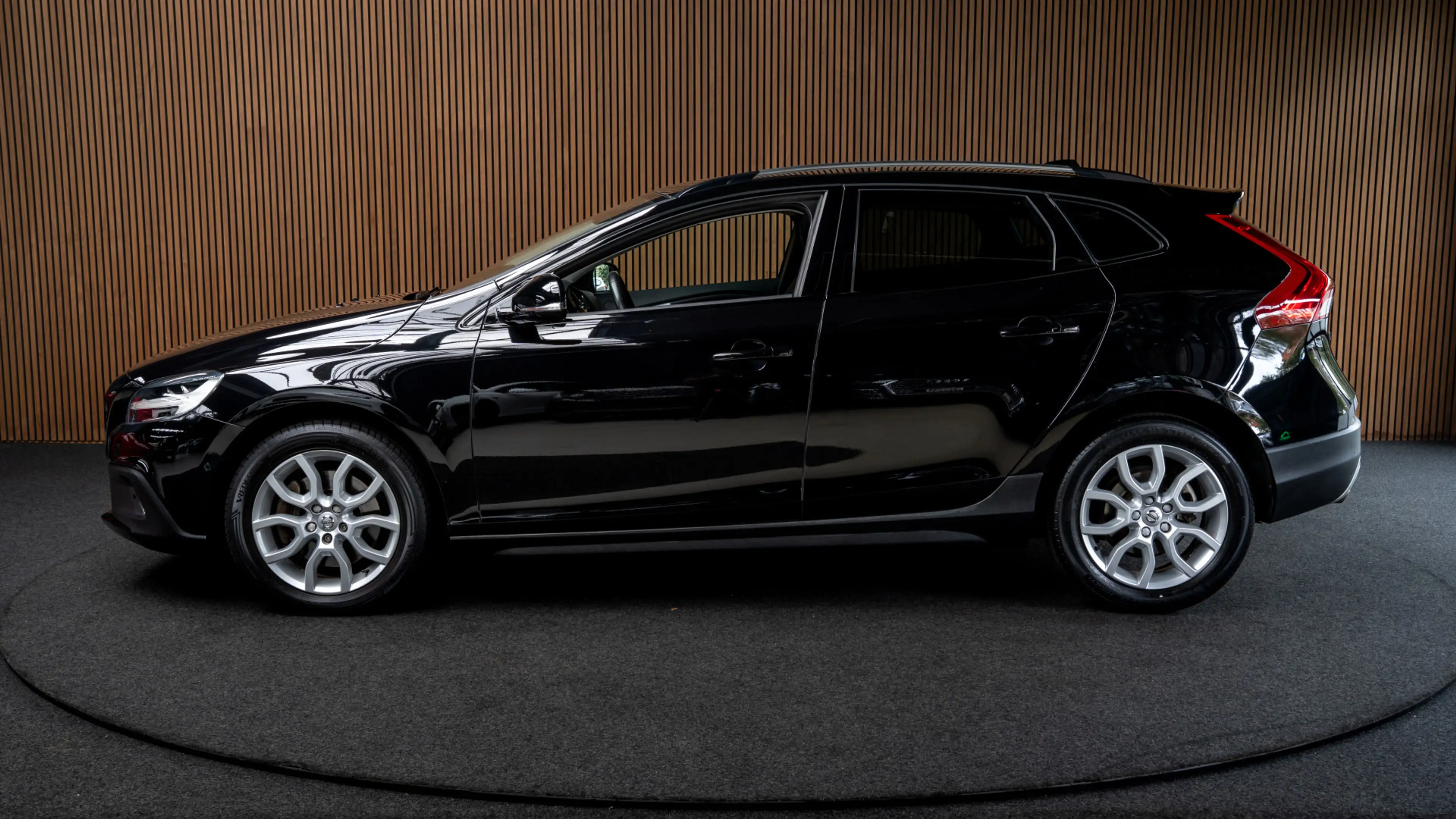 Volvo V40 Cross Country 1.5 T3 Polar+ Luxury Leer Panodak Harman K. Camera — photo 2