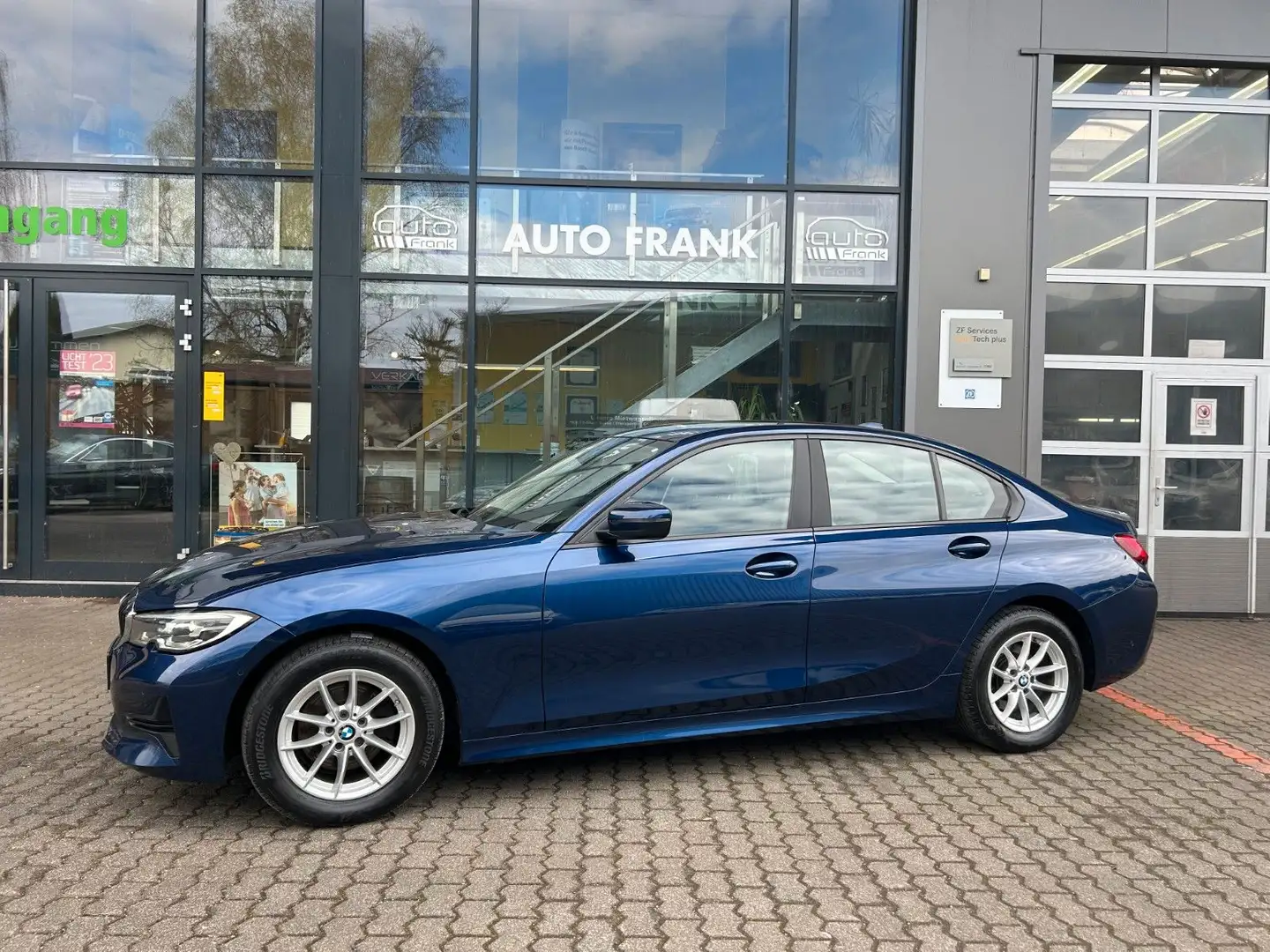 BMW 320 d Advantage *Navi*Shzg*3-Zonen-Klima*Hifi Azul - 2