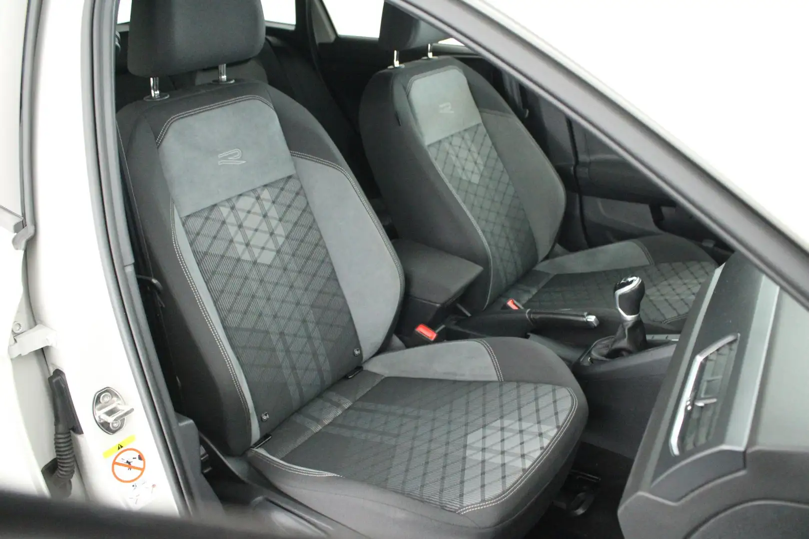 Volkswagen Taigo 1.0 TSI 110pk 2x R-Line Trekhaak Virtual Cockpit C Grijs - 2