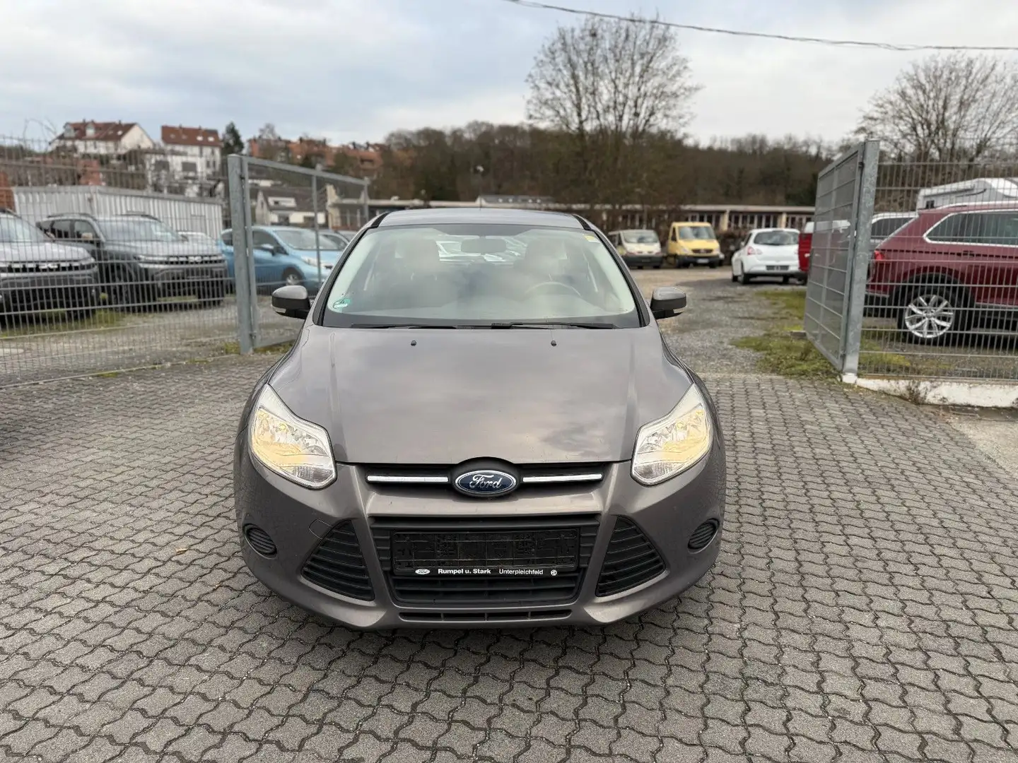 Ford Focus Lim. Klima SHZ PDC TÜV Motor läuft unrund! Bruin - 2