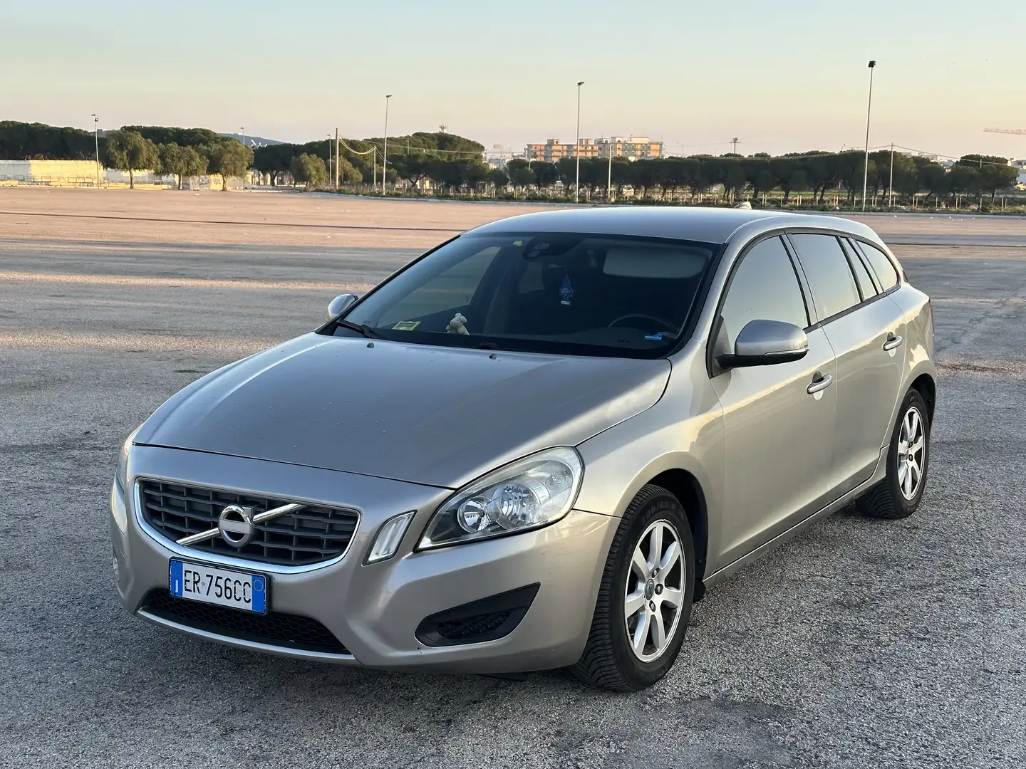 Volvo V60 1.6 d2 (drive) R-design - 1