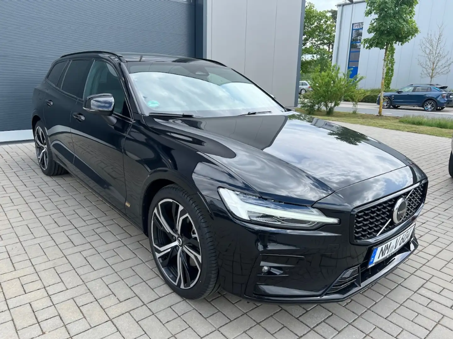 Volvo V60 Kombi B4 Plus Dark Benzin EU6d Leder HarmanKardon Schwarz - 2