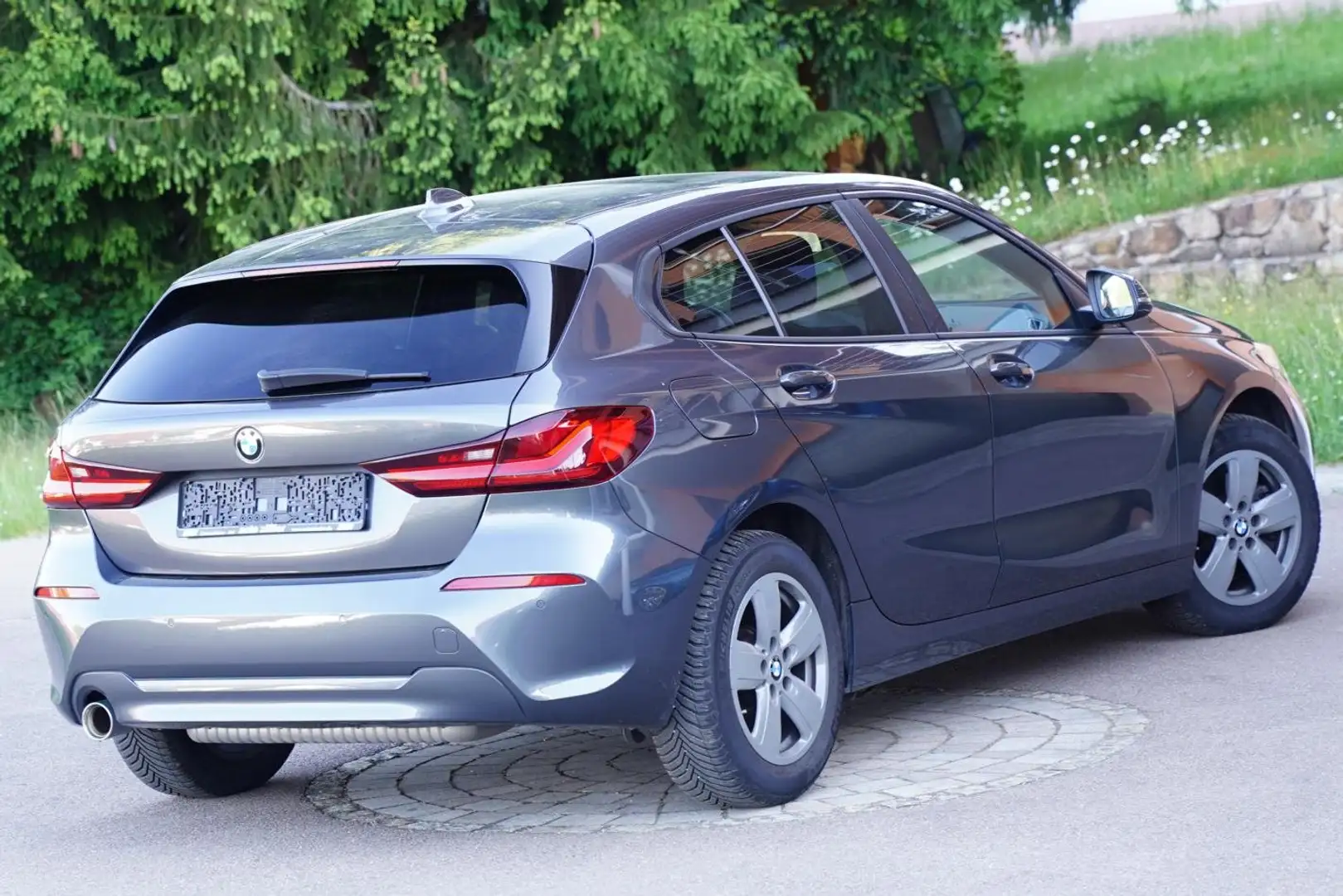 BMW 118 i Navi SHZ PDC PANO LED DAB aSp dunkle Scheiben Gris - 2