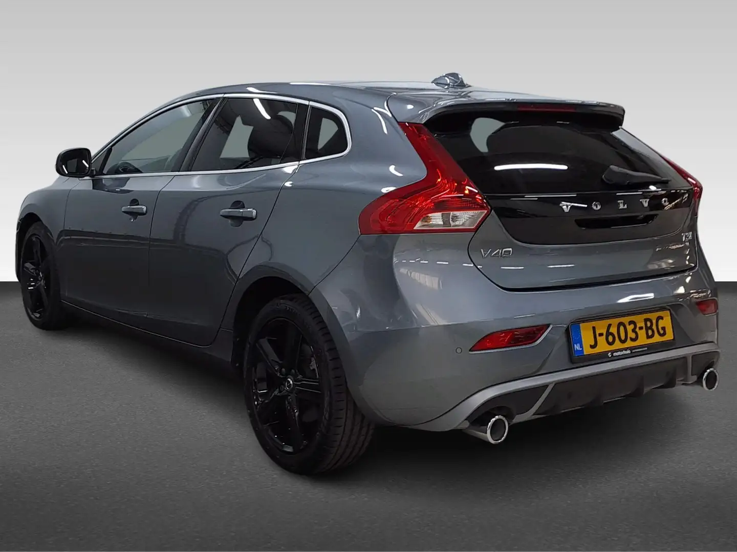 Volvo V40 1.5 T3 152PK AUTOMAAT POLAR+ R-DESIGN NAVI LED PDC Grijs - 2