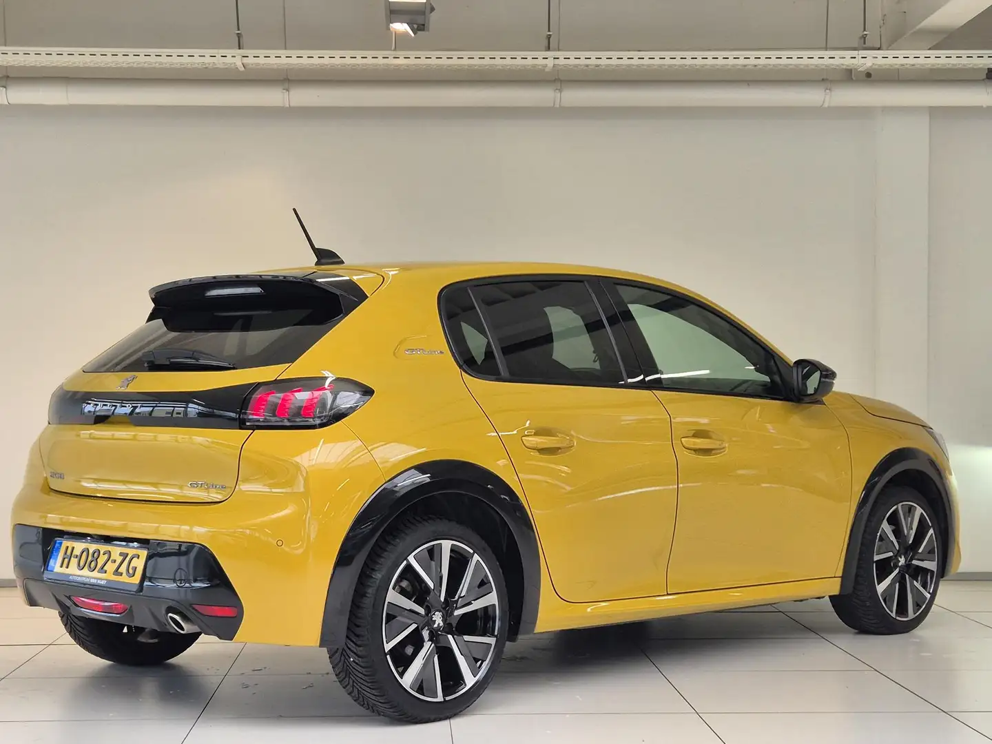 Peugeot 208 1.2 PureTech GT-Line | Navigatie | Stoelverwarming Geel - 2