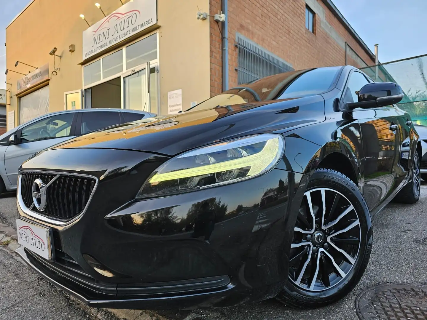 Volvo V40 2.0 D2 120cv Business Plus My19*Navi*Led*Pdc*Euro6 Noir - 1