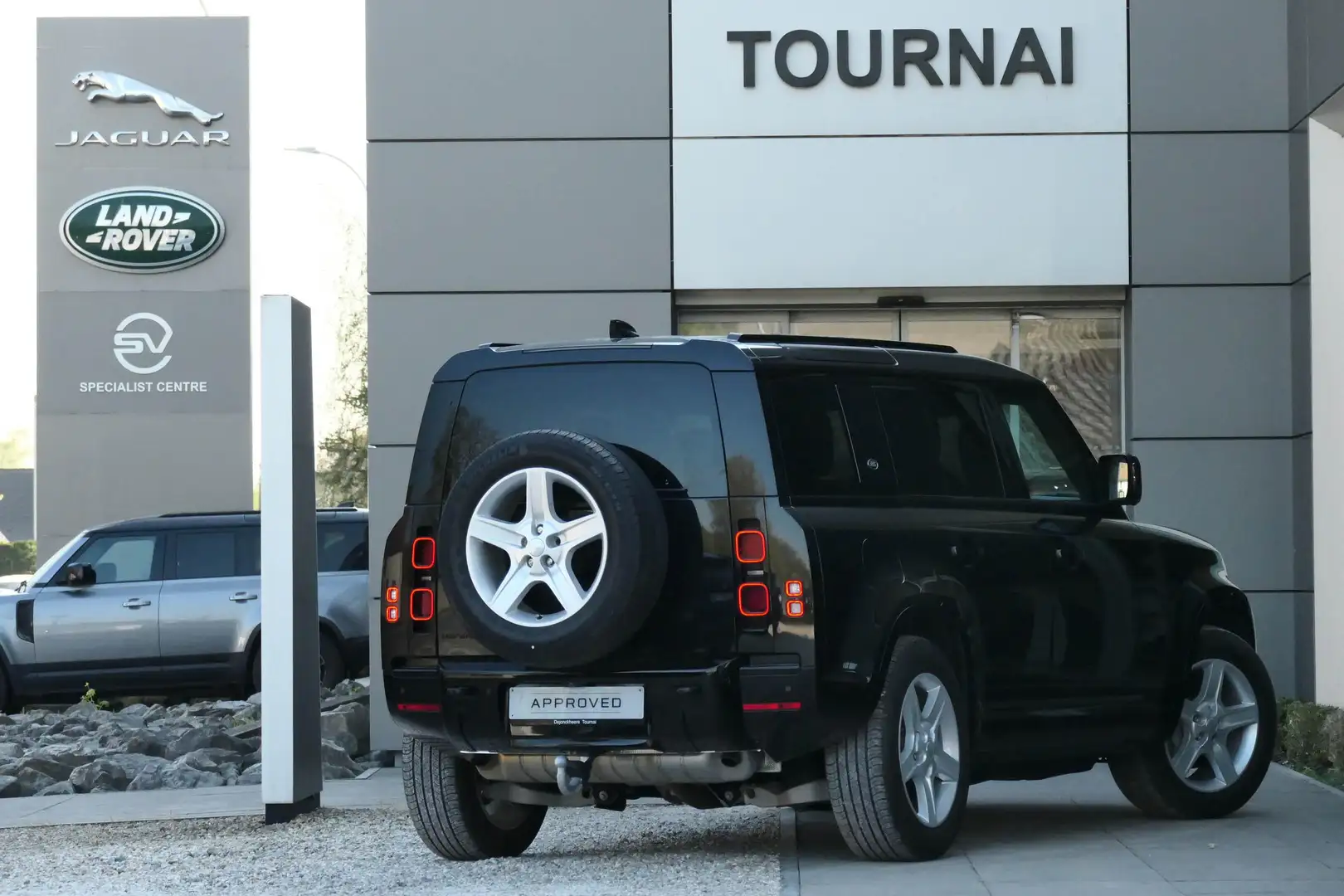 Land Rover Defender 110 P400e PHEV X-Dynamic SE Noir - 2