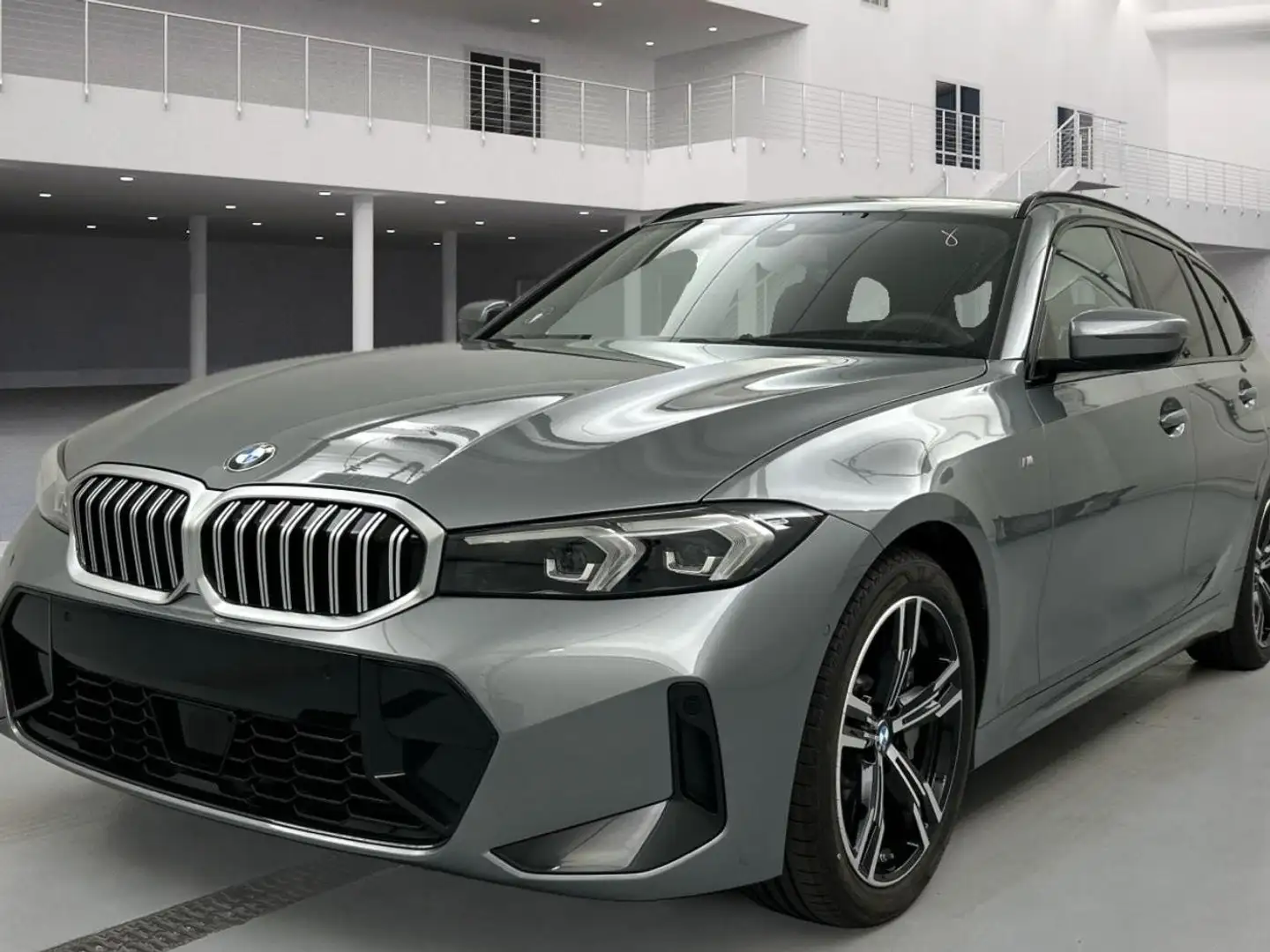 BMW 330 330 i xDrive Touring M Sport AHK Widescr Ambi HiFi Gris - 1