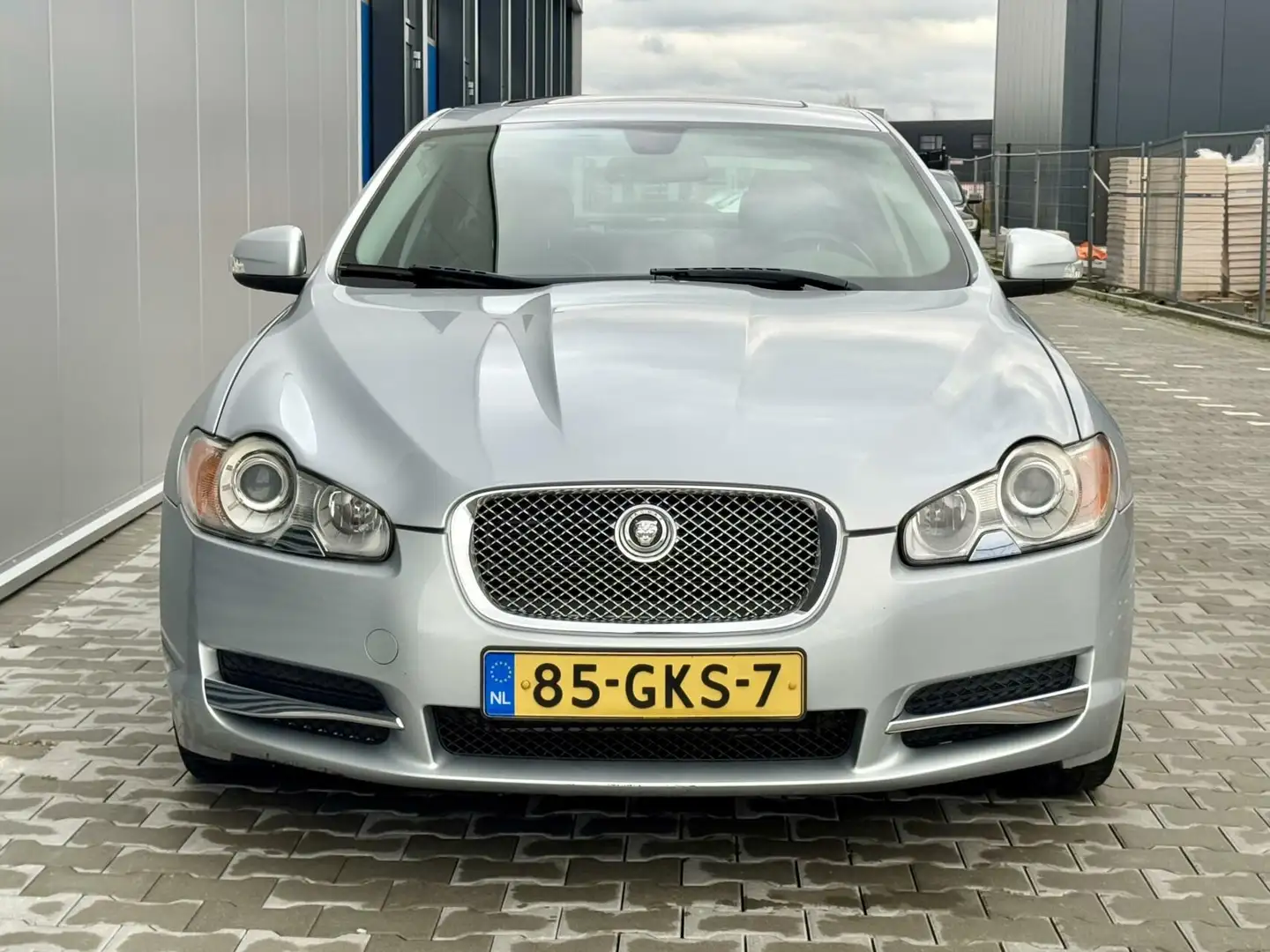 Jaguar XF 2.7D V6 Premium Luxury Schuifdak | Xenon | Lage km Grijs - 2