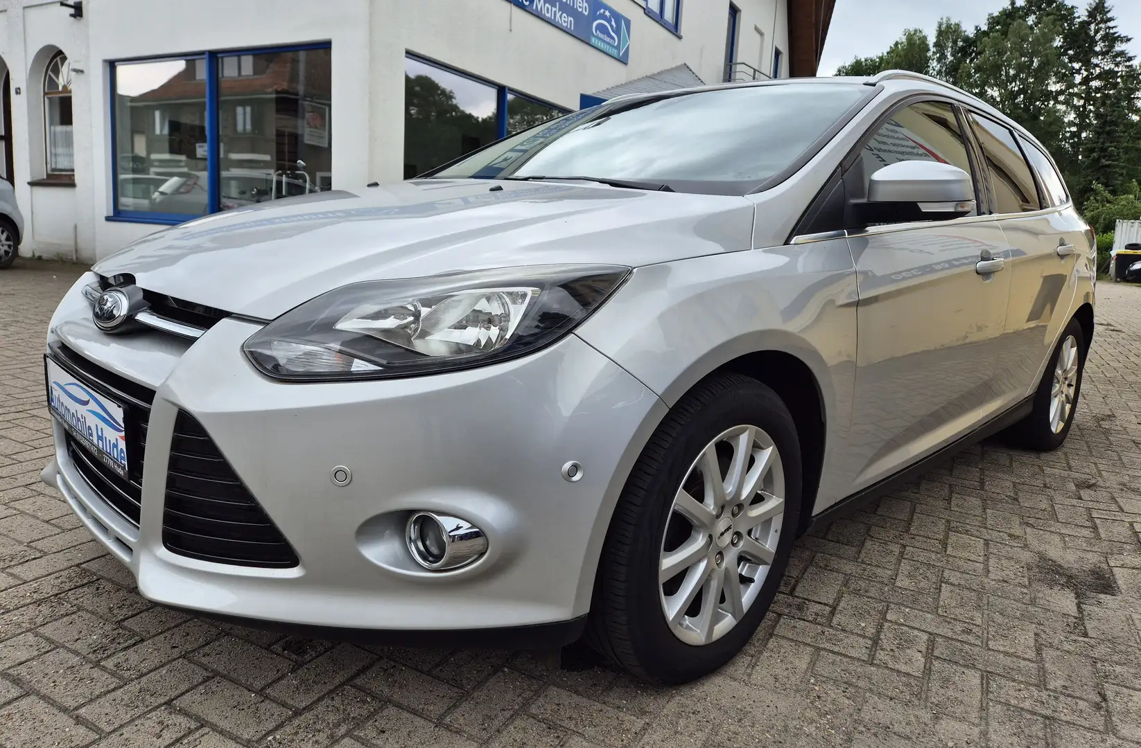 Ford Focus Titanium NAVI AHK PDC SHZ Keyless Scheckheft gep Silber - 1