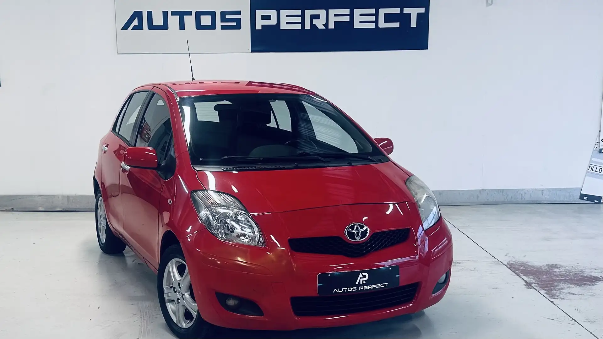 Toyota Yaris Yaris 1.0i *EXPORT-MARCHAND** ATTACHE REM CLIM Rood - 2