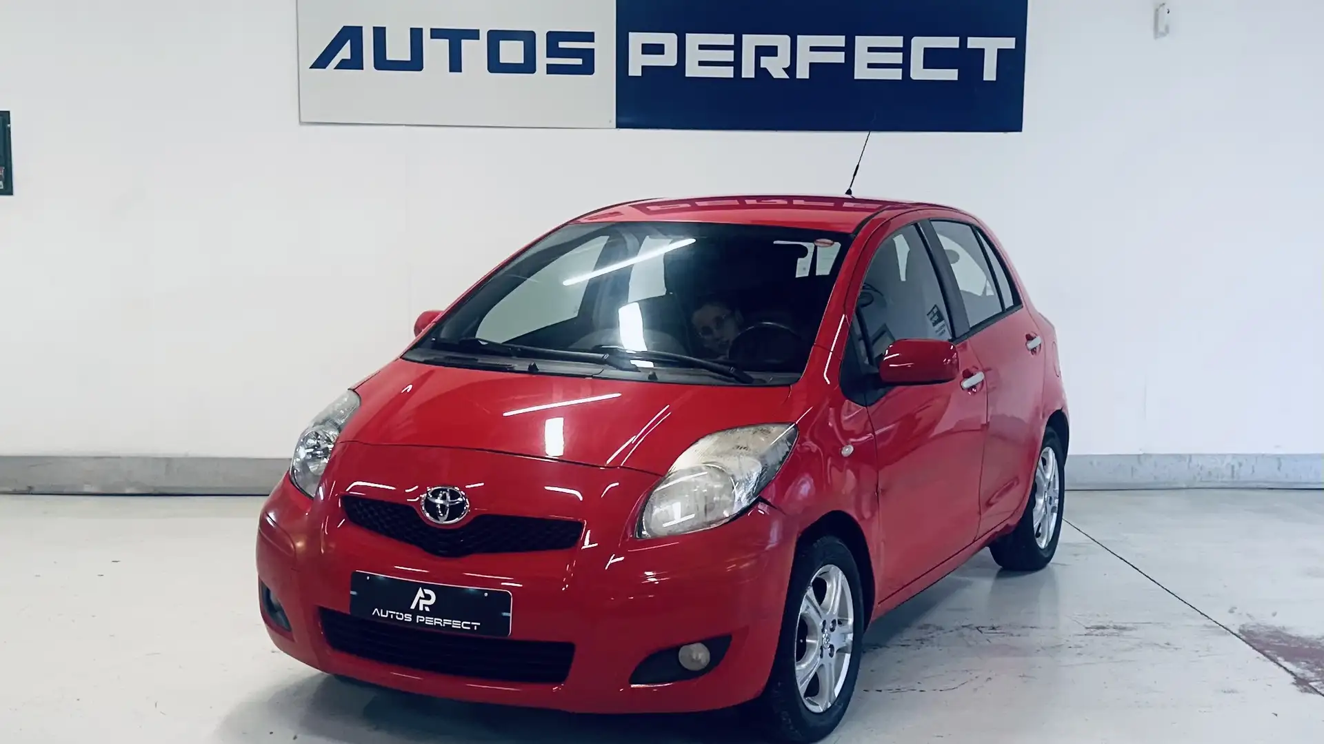 Toyota Yaris Yaris 1.0i *EXPORT-MARCHAND** ATTACHE REM CLIM Rood - 1