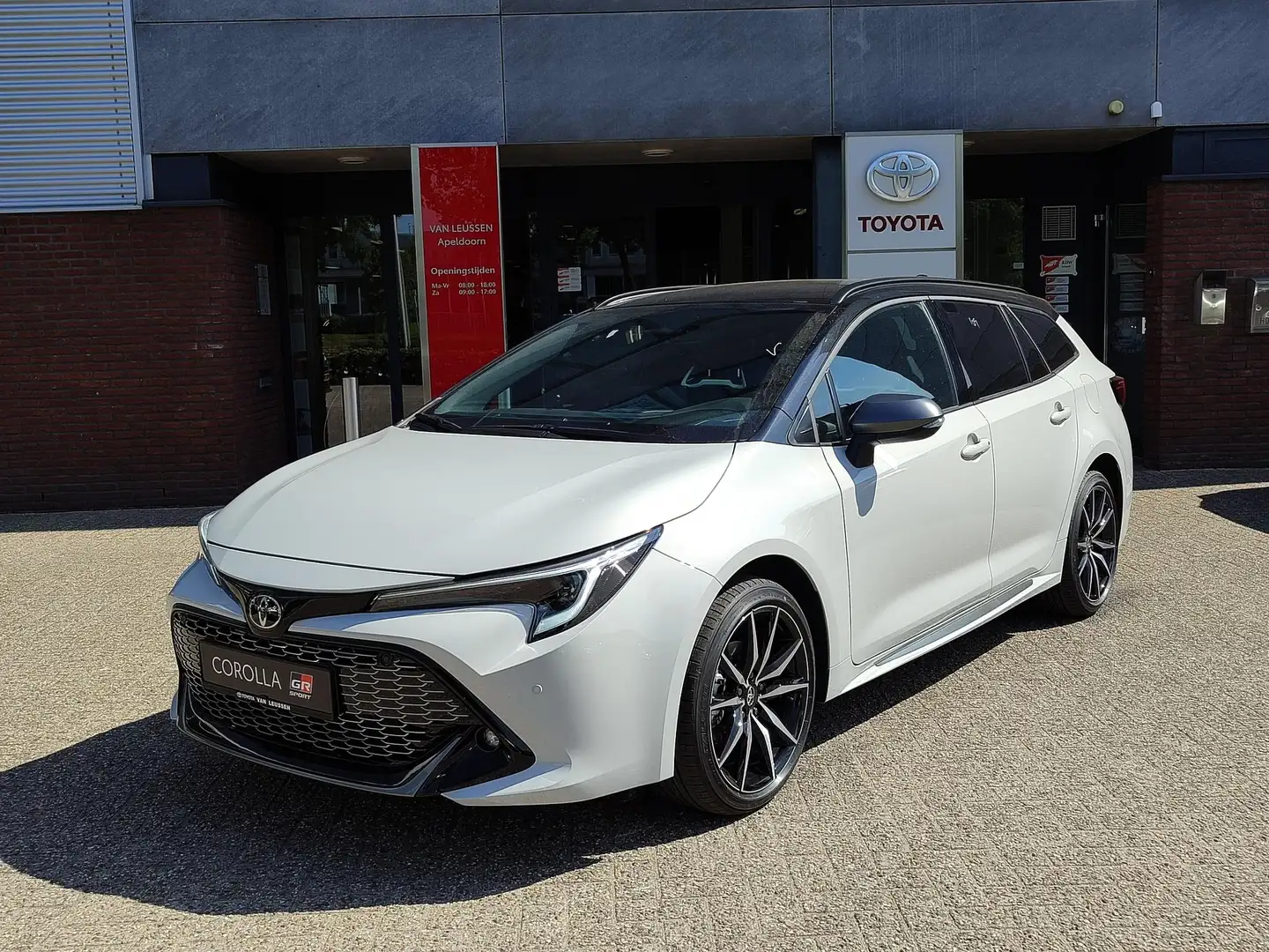 Toyota Corolla Touring Sports Hybrid 140 GR-SPORT NIEUW DIRECT LE Grijs - 1