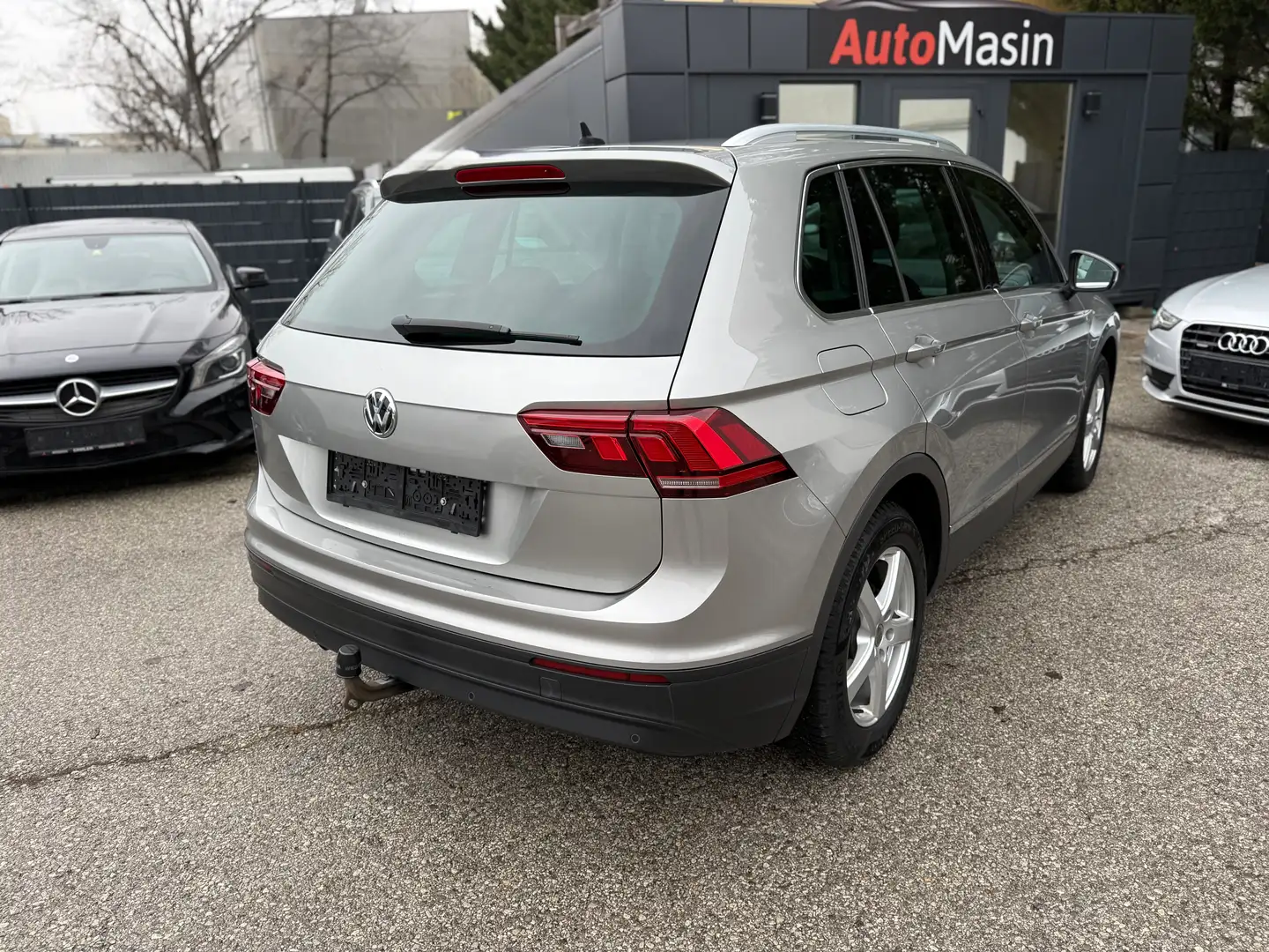 Volkswagen Tiguan 2,0 TDI SCR Comfortline Gris - 2