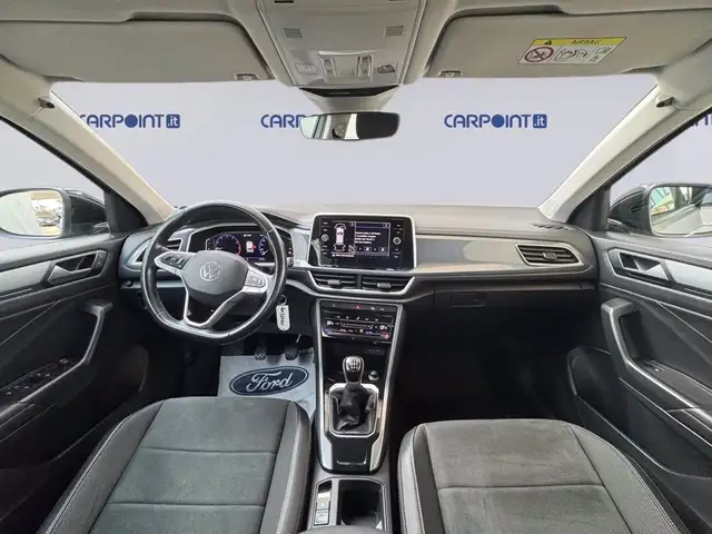 Volkswagen T-Roc view 11
