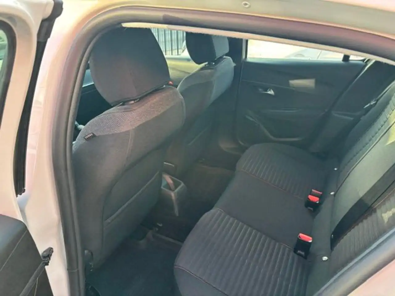 Peugeot 208 208 — photo 11