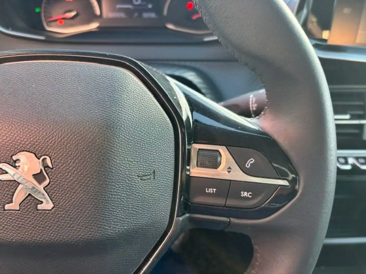 Peugeot 208 208 — photo 19