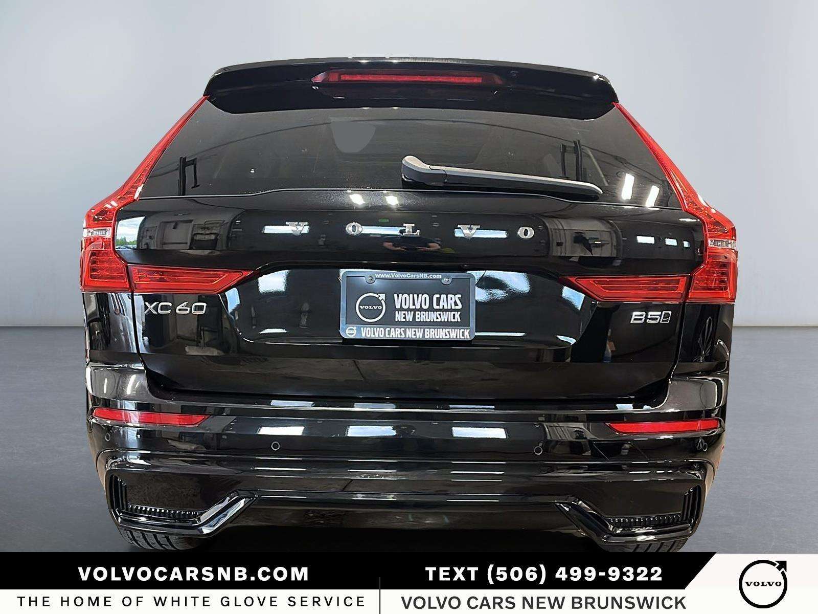 2025 Volvo XC60 B5 AWD Plus Dark Theme alt 3