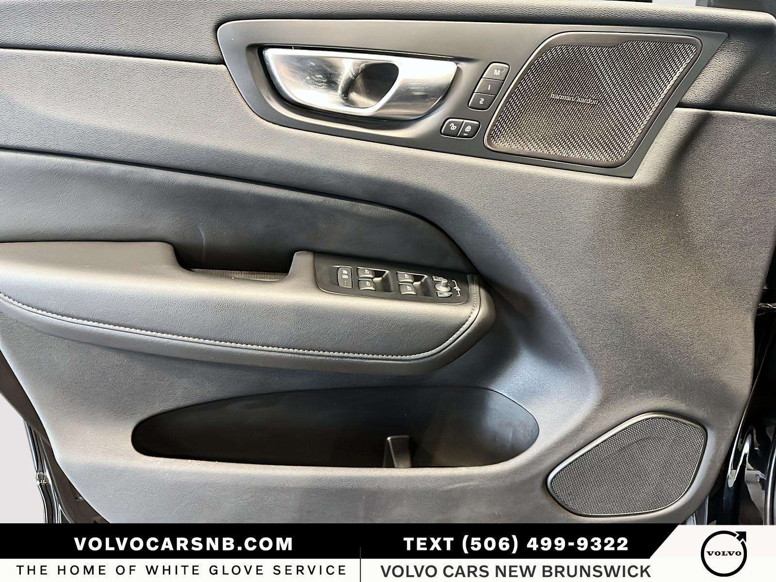 2025 Volvo XC60 B5 AWD Plus Dark Theme thumb 12