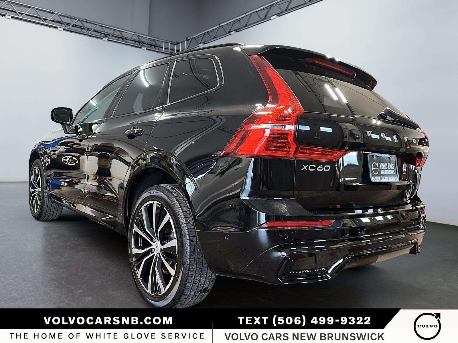 2025 Volvo XC60 B5 AWD Plus Dark Theme alt 4