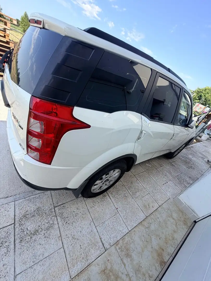 Mahindra XUV500 XUV 500 w8 Weiß - 2