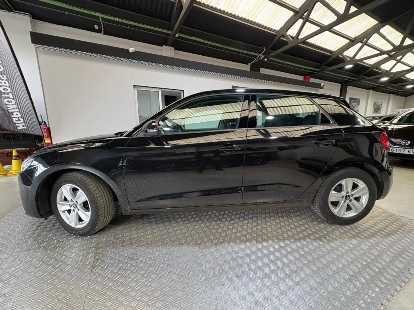 Audi A1 25 TFSI básico Zwart - 2