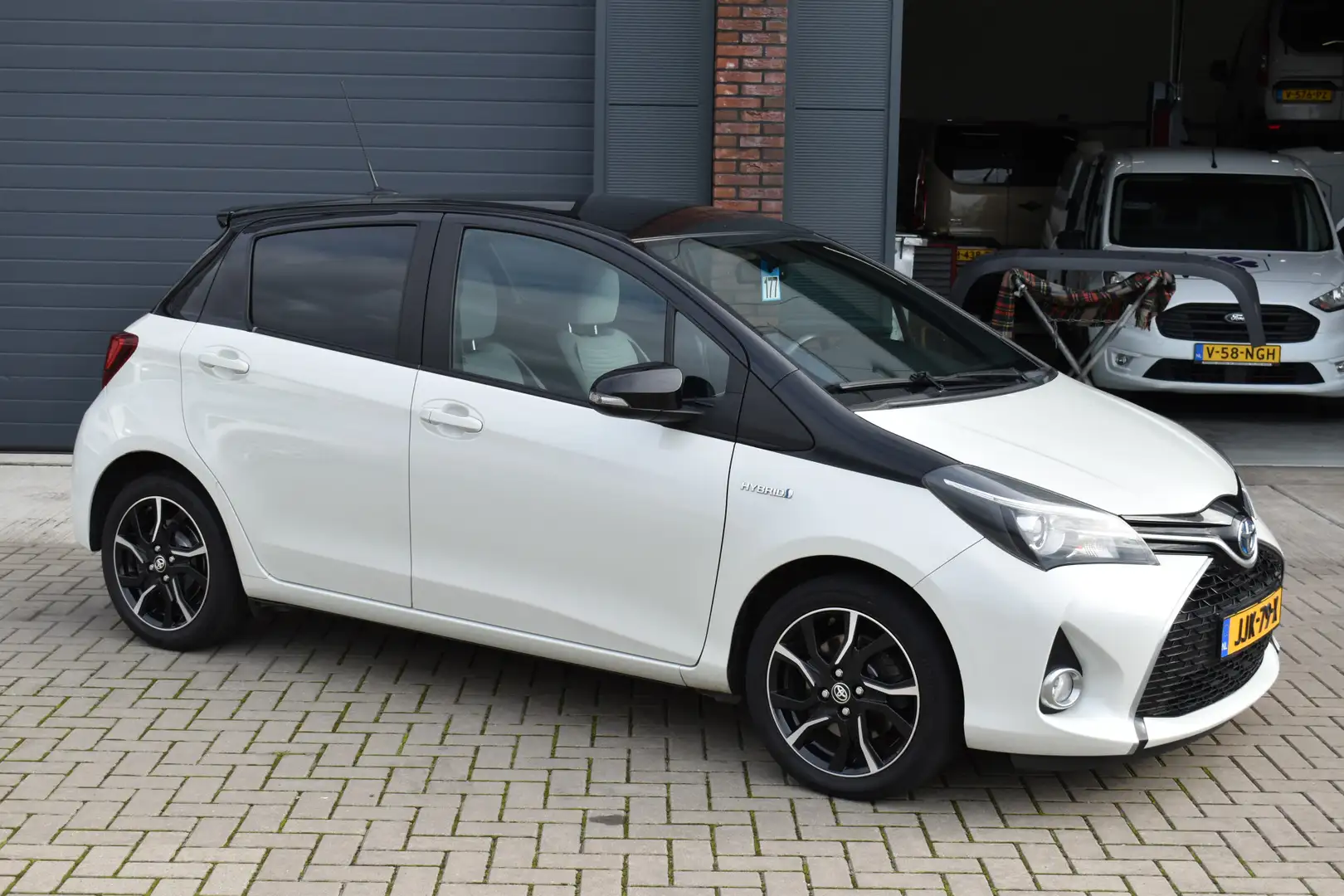 Toyota Yaris HYBRID BI-TONE Plus Blanc - 1