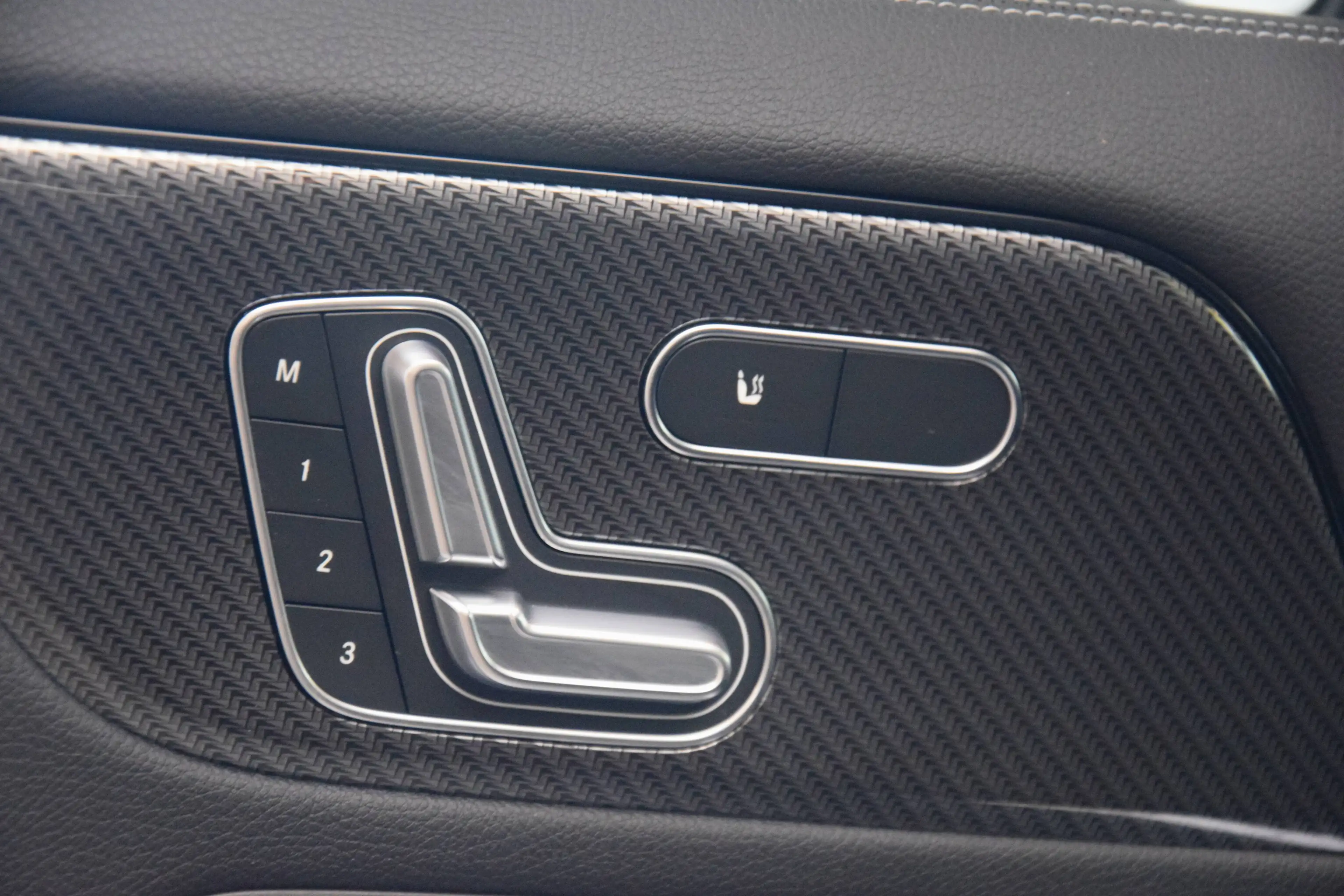 Mercedes-Benz GLA 250 250e PHEV AMG-Line 10/2021 — photo 8