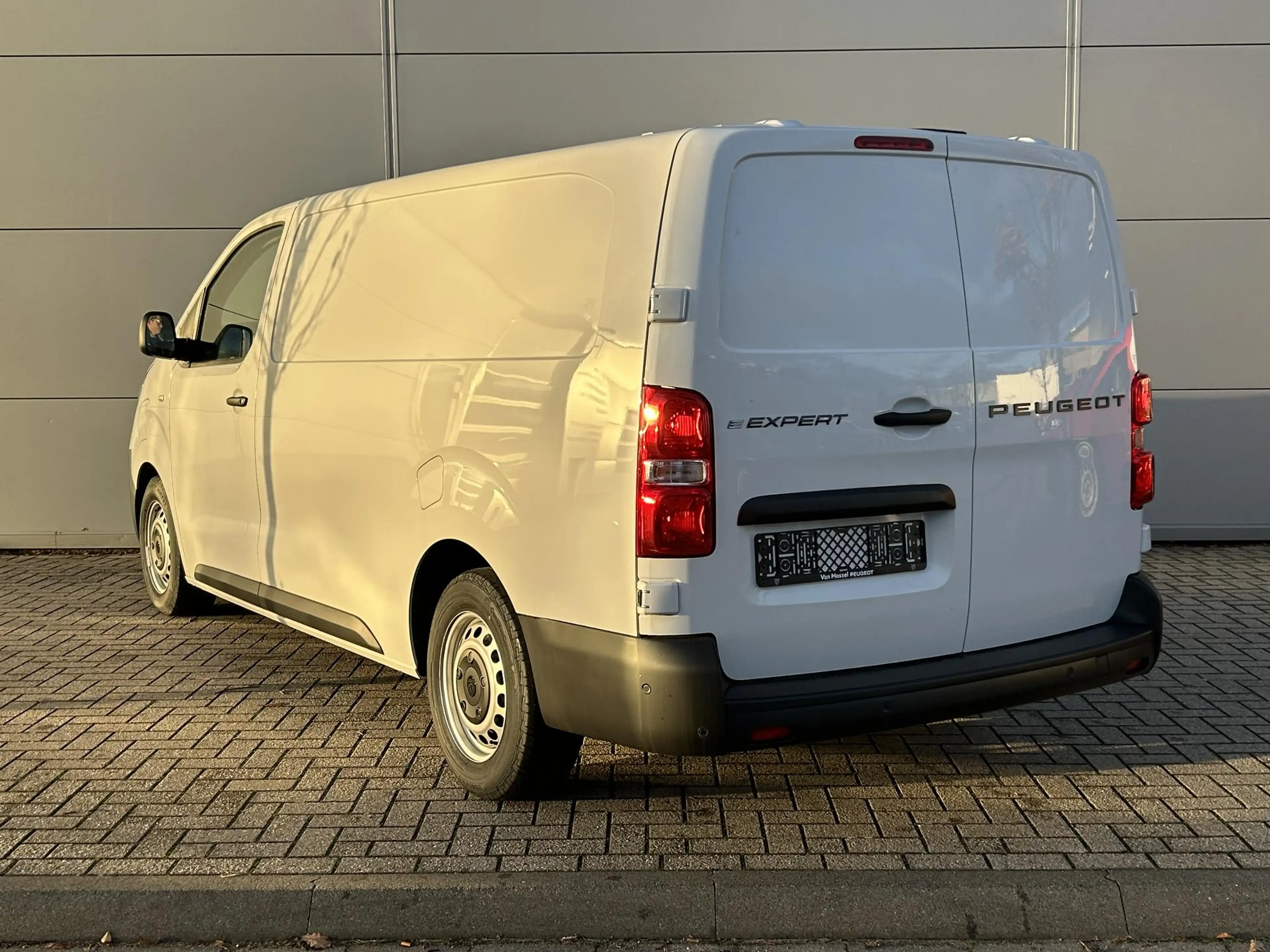 Peugeot e-Expert EV L2 75 kWh — photo 4