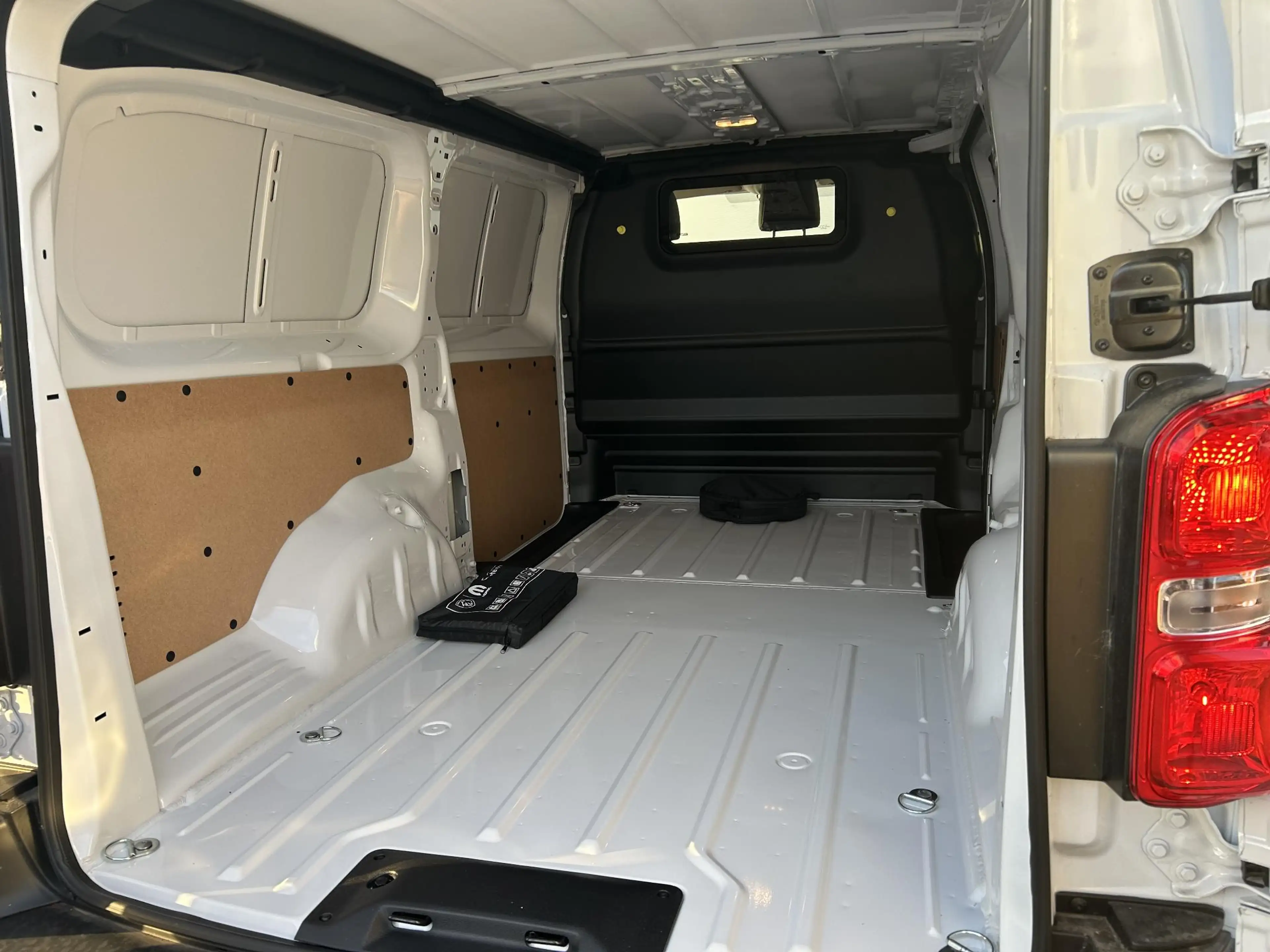Peugeot e-Expert EV L2 75 kWh — photo 11