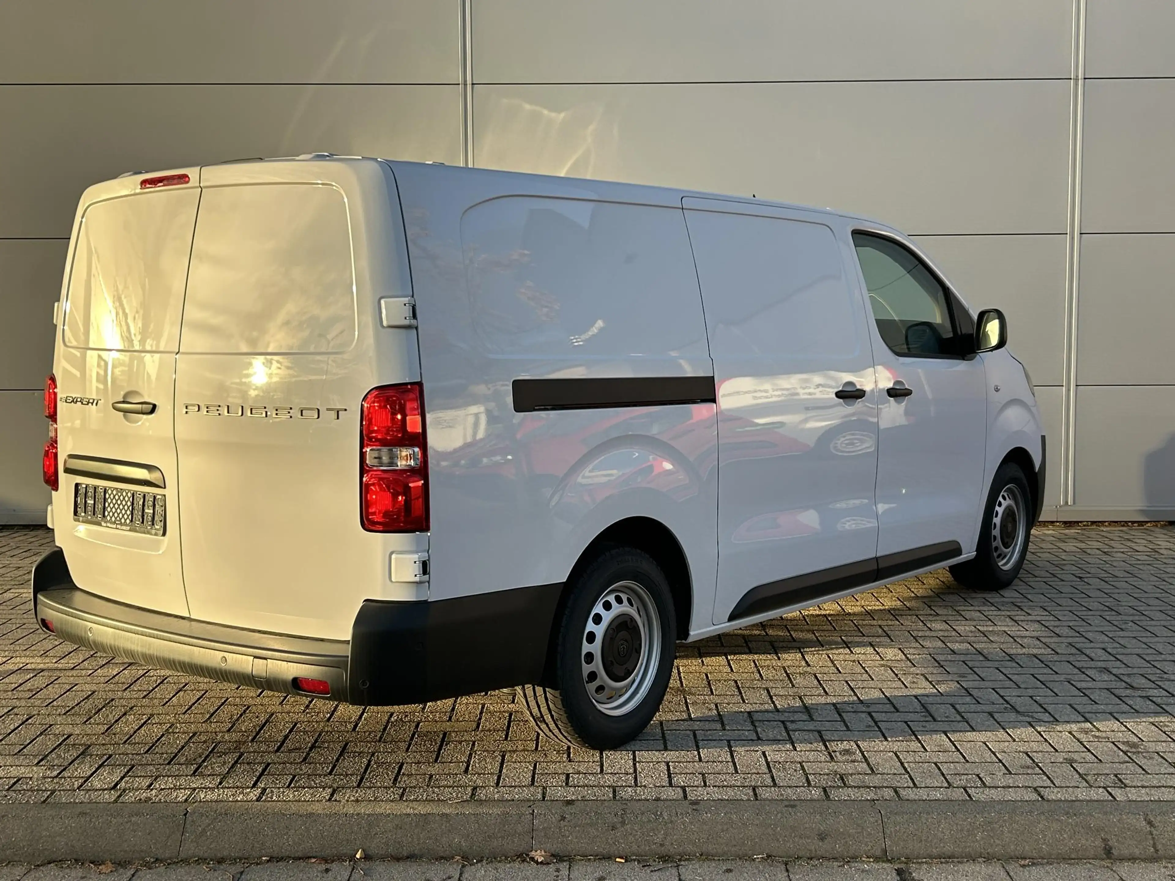 Peugeot e-Expert EV L2 75 kWh — photo 6