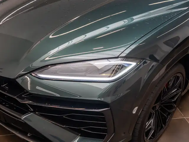 Lamborghini Urus view 7