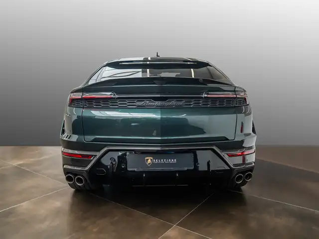 Lamborghini Urus view 4