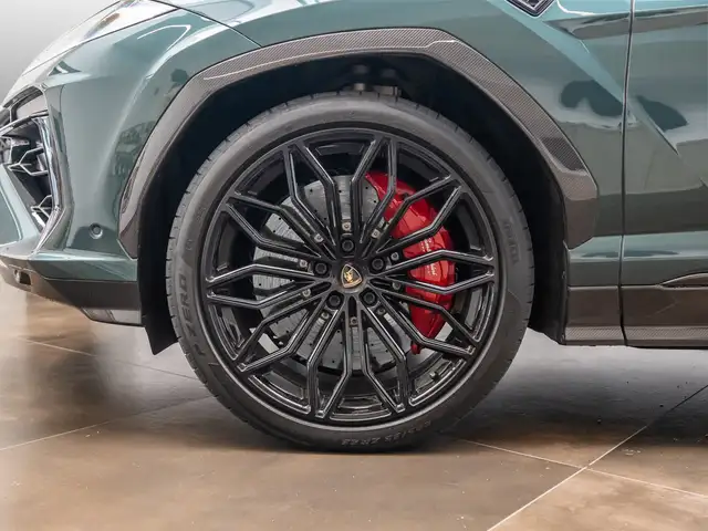Lamborghini Urus view 6