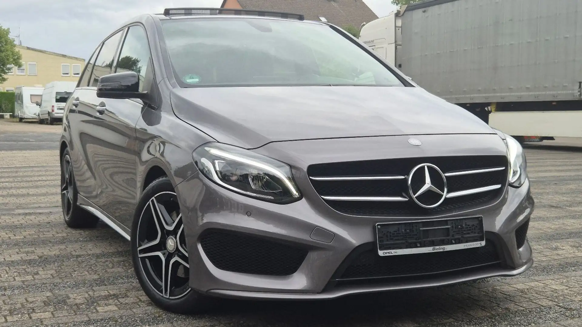 Mercedes-Benz B 250 4MATIC DCT AMG Line/LED/NAVI/PANO/SHZ/LEDE Gris - 1
