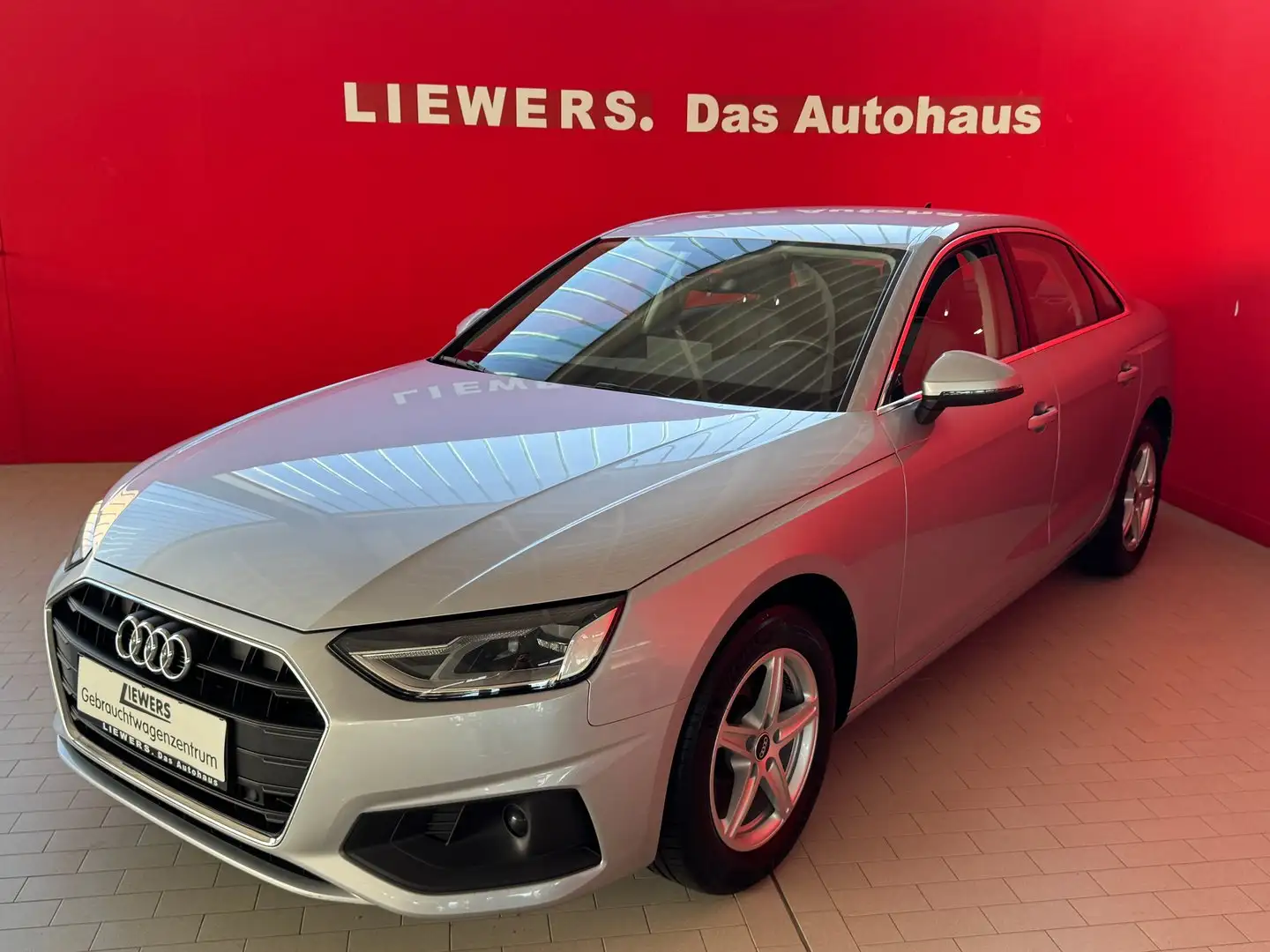 Audi A4 Limousine 30 TDI Silber - 1