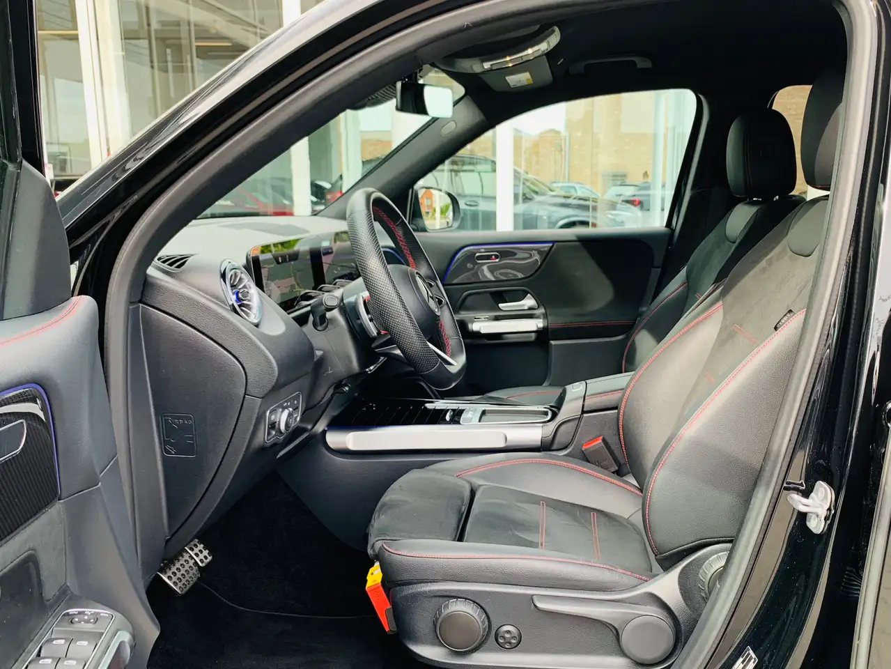 Mercedes-Benz GLB 4 MATIC 4x4 190CV MHEV / PACK AMG / FACELIFT / FINITION CARBONE /, миниатюра 13