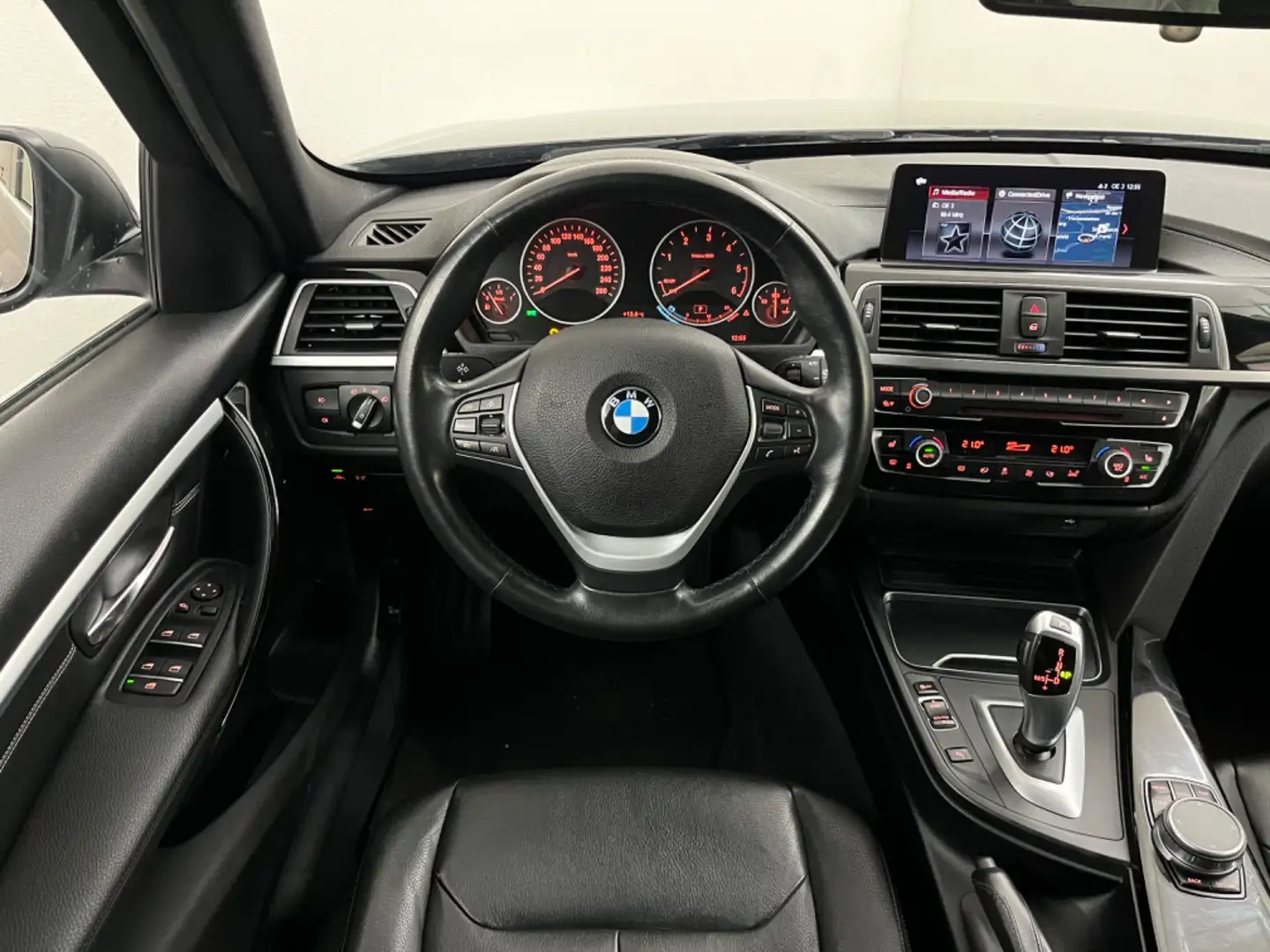 BMW 320 xd Touring Aut. ***xDrive | LED | NaviPro*** Silber - 2