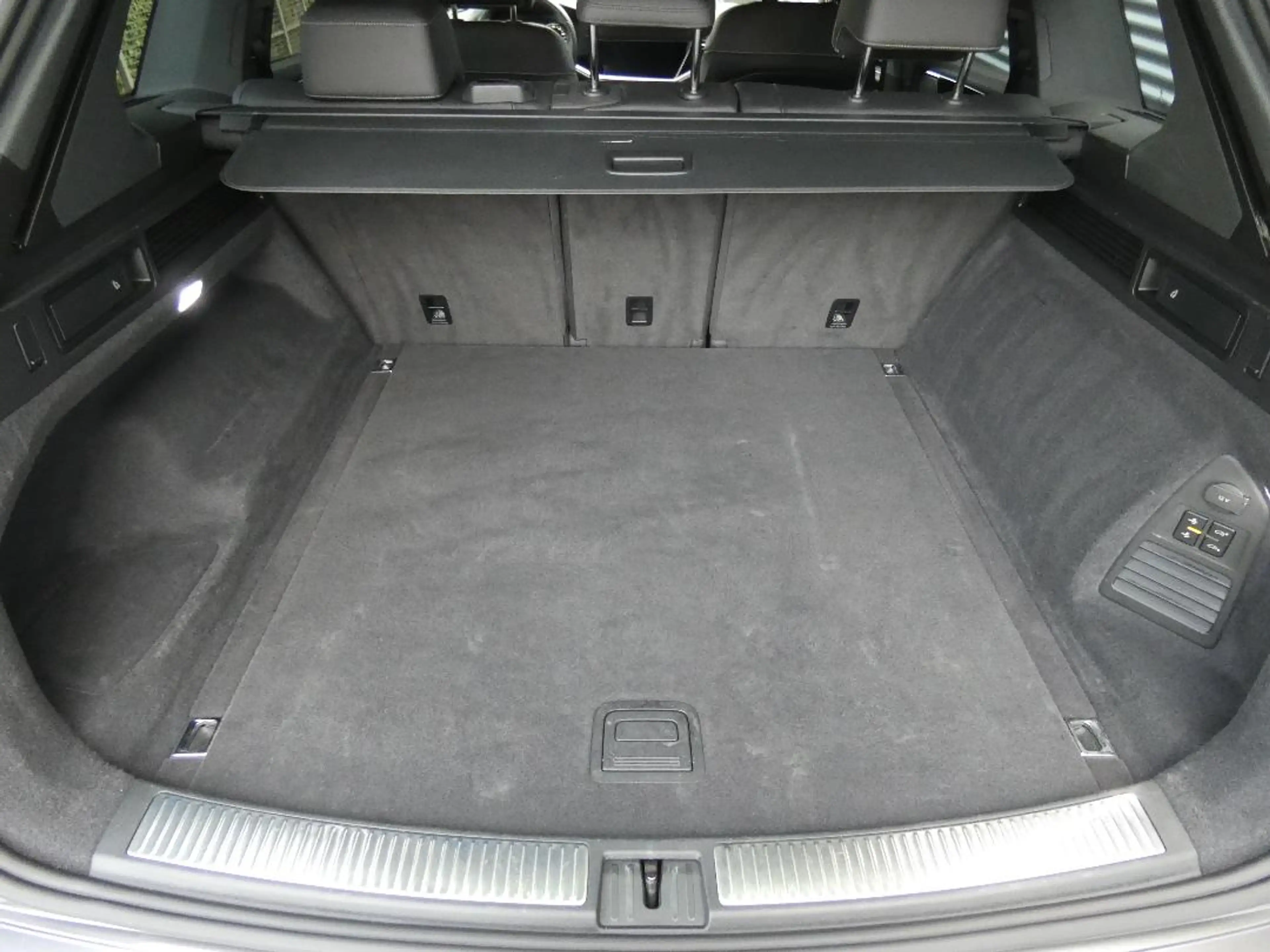 Volkswagen Touareg R-Line 3.0 TDI 4Motion Automatik MLED Navi — photo 8