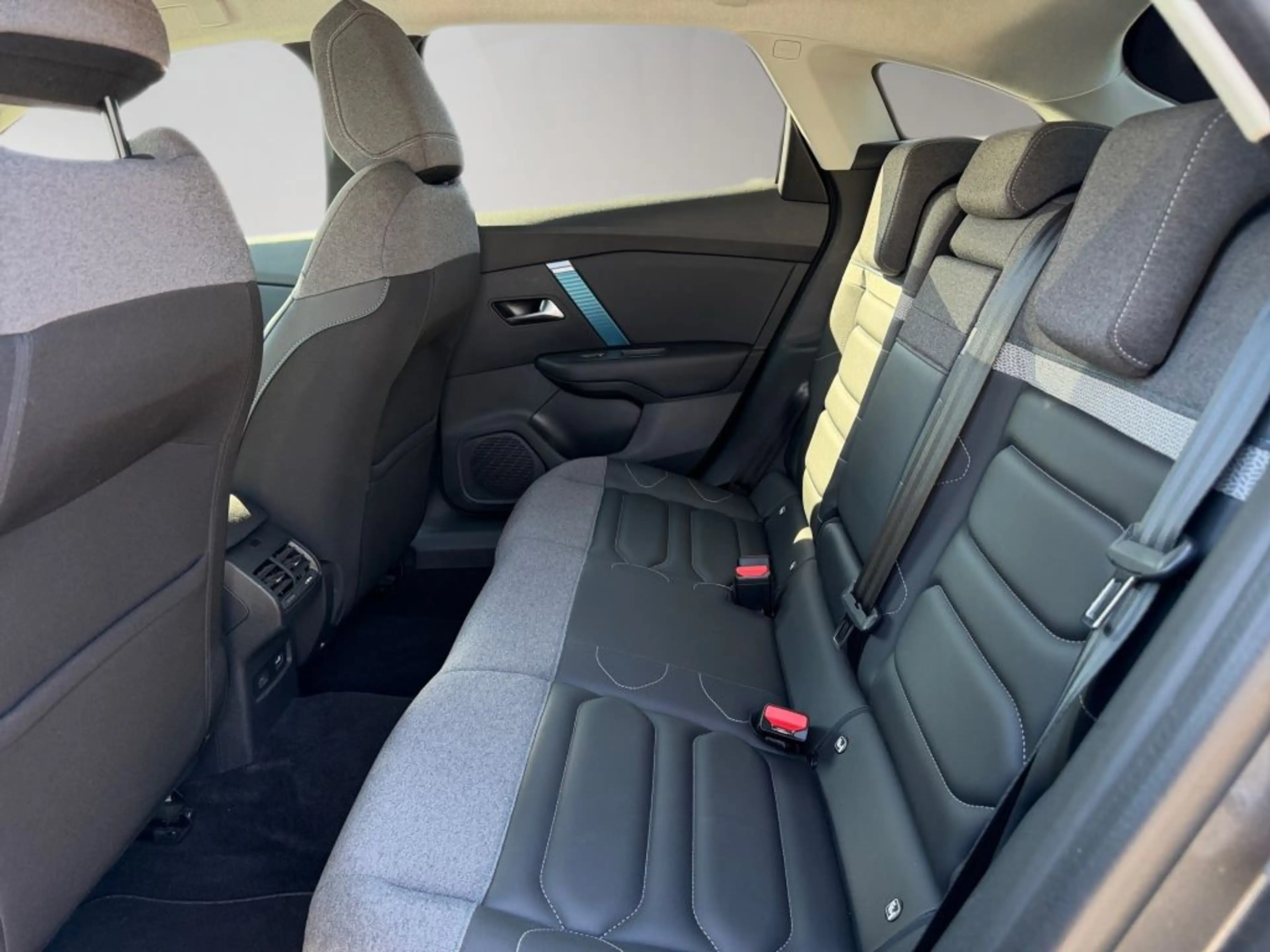 Citroen E-C4 Electric 136 SHINE — photo 21