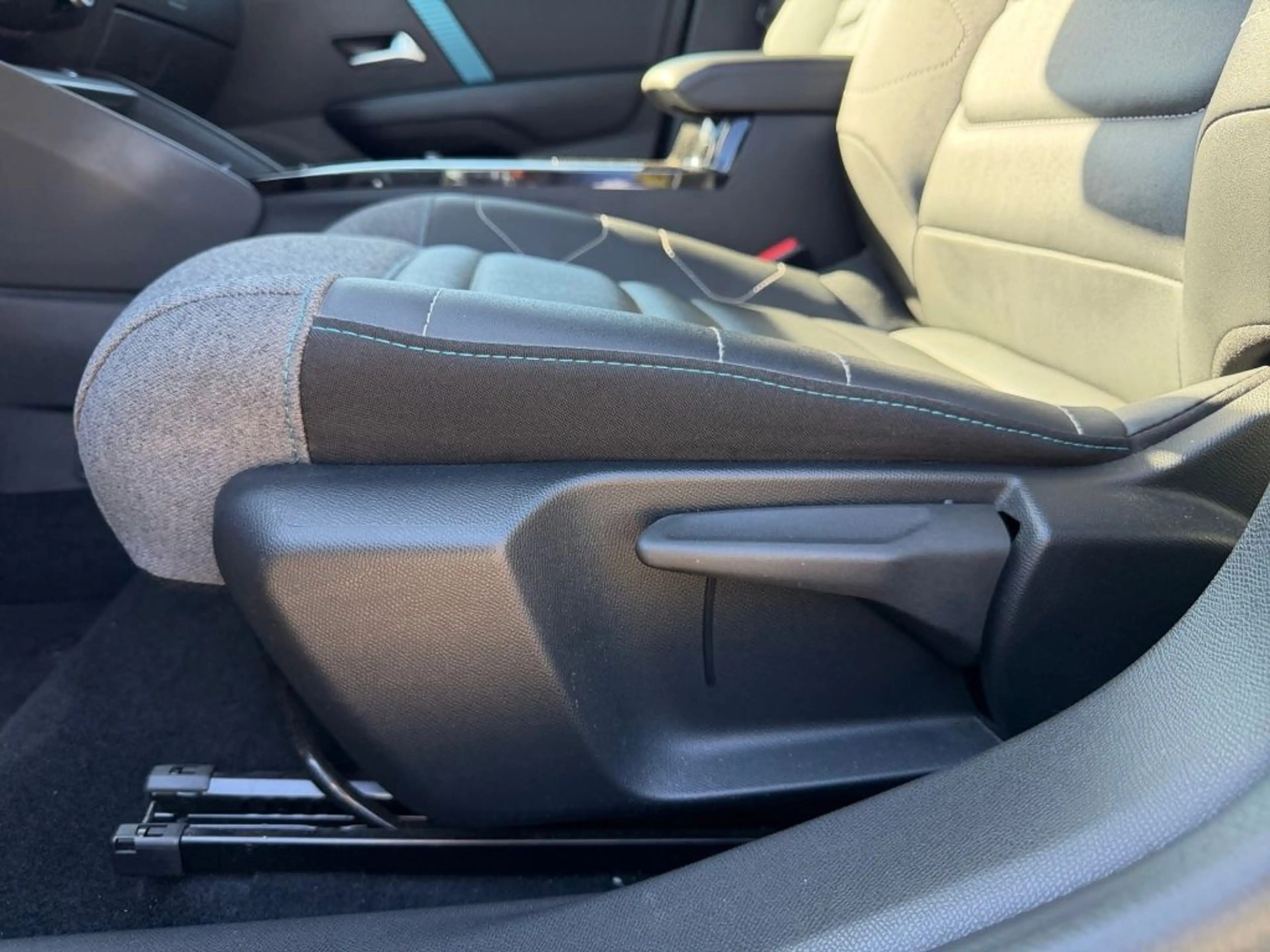 Citroen E-C4 Electric 136 SHINE — photo 20