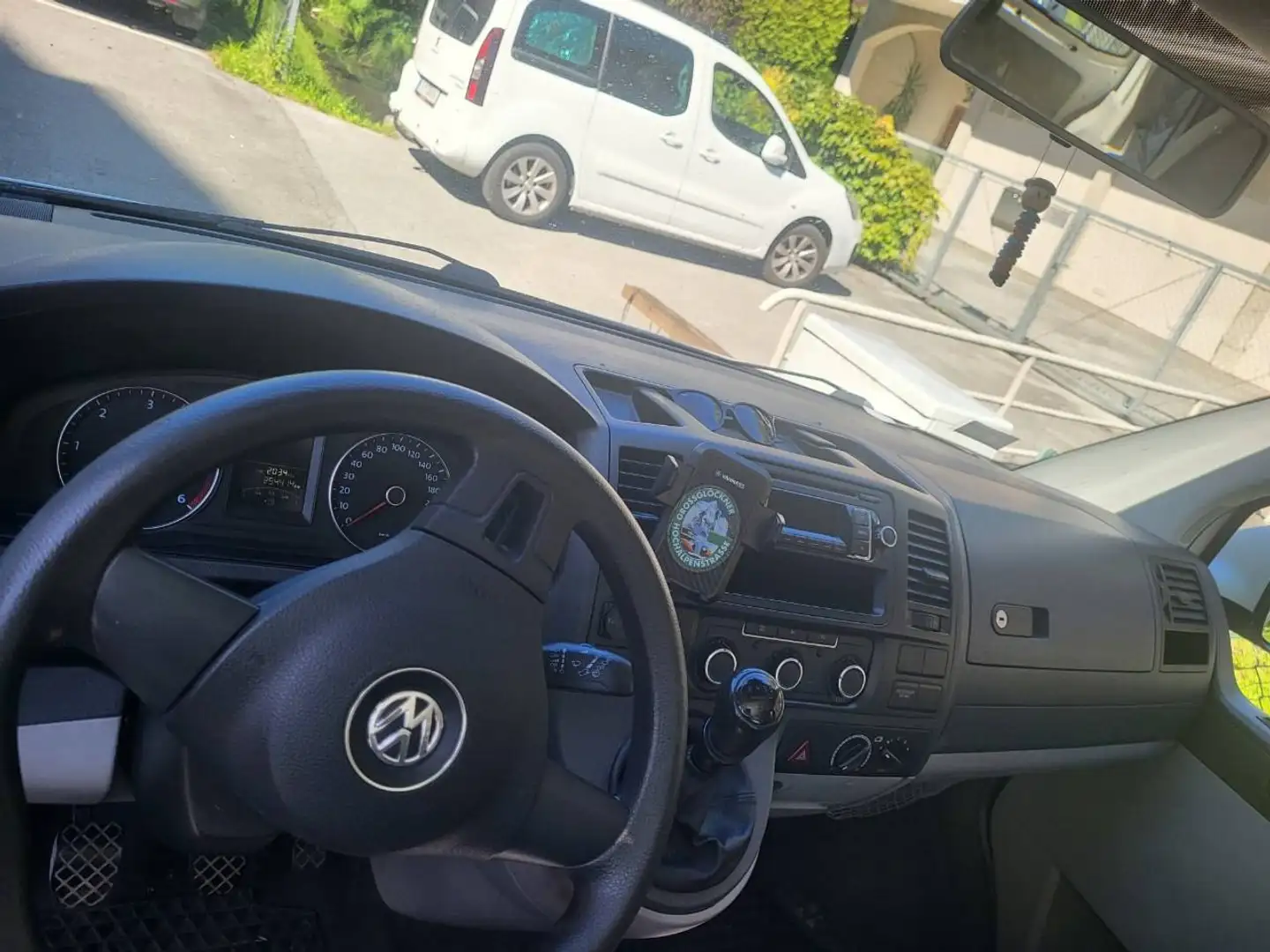 Volkswagen T5 Transporter Flexibles Camping/Familienauto Weiß - 1
