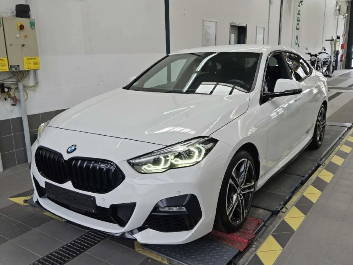 BMW 220 i M Sport Shadow-Line Navi Carplay Weiß - 1