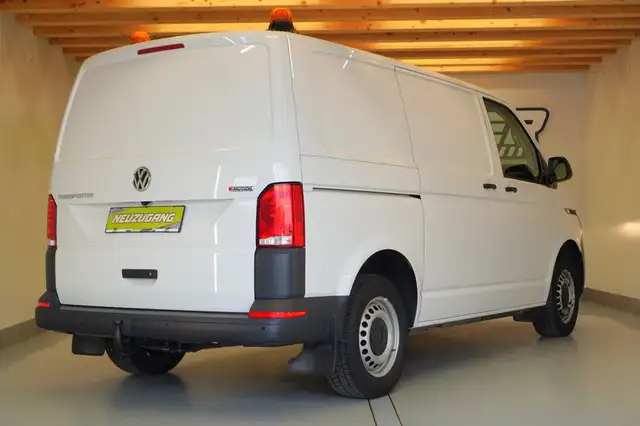 Volkswagen Transporter view 4