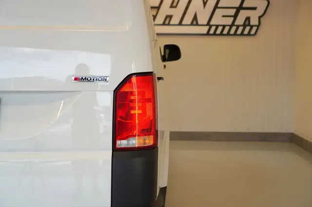 Volkswagen Transporter view 6