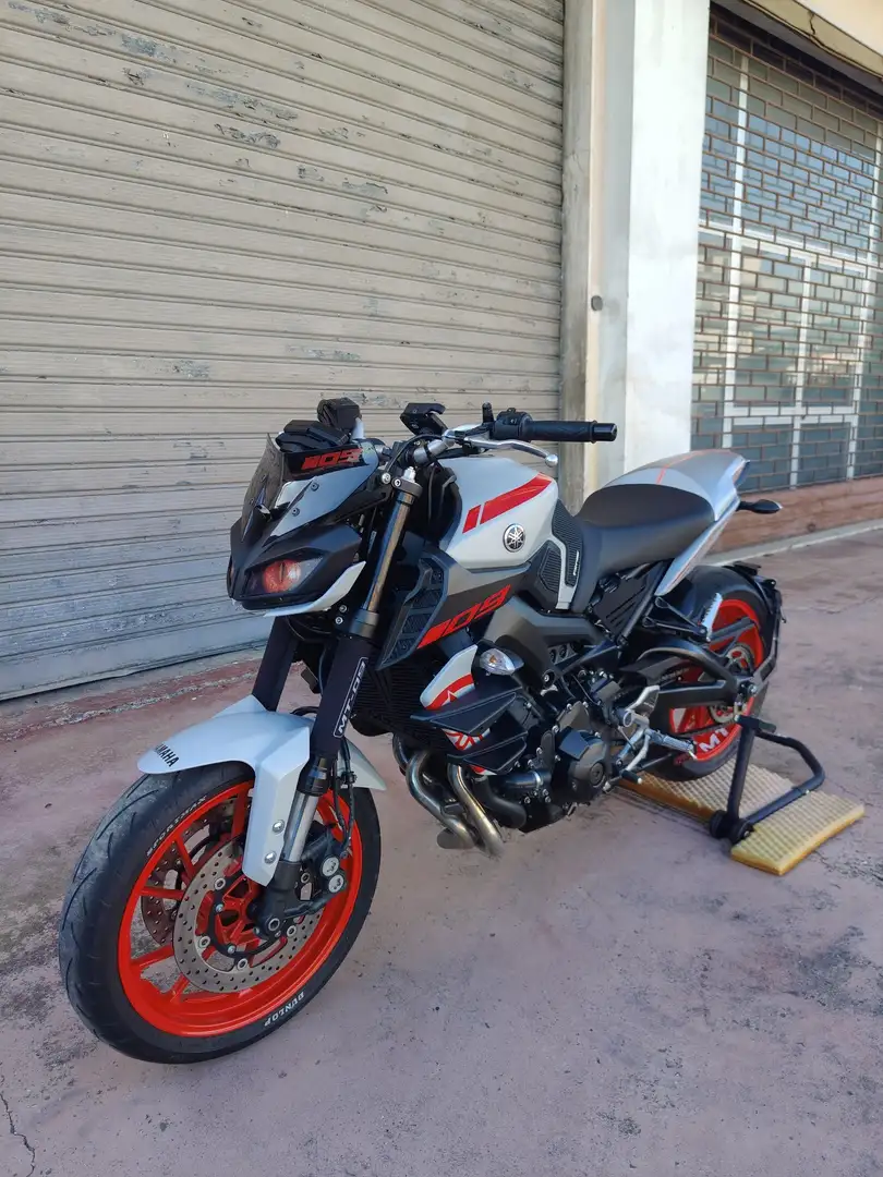 Yamaha MT-09 Argent - 1