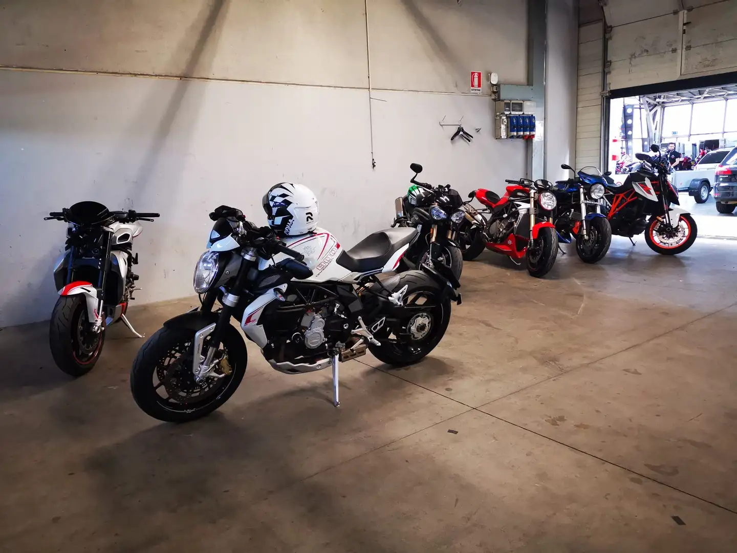 MV Agusta Dragster 800 r Bílá - 2