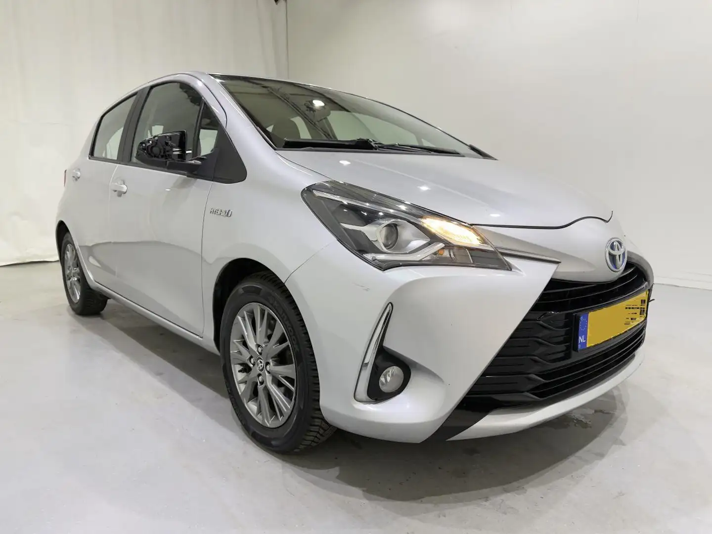 Toyota Yaris 1.5 Hybrid Aspiration Clima Gris - 1