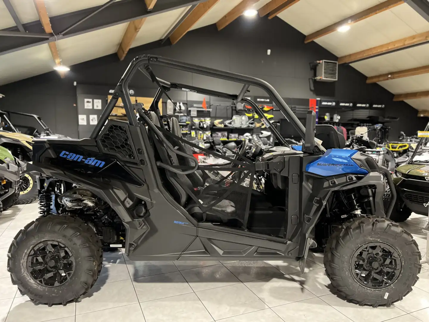 Can Am Maverick Trail DPS 50 HD 700 T2b ABS + 60Km/h MY23 Blauw - 1