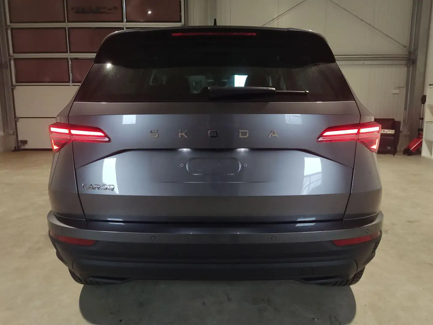 Skoda Karoq Selection 1.5 TSI 150 PS Garantie-Anhängerkuppl... Grau - 2